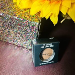 MAC gorgeous Matte Eyeshadow in Espresso color (New)